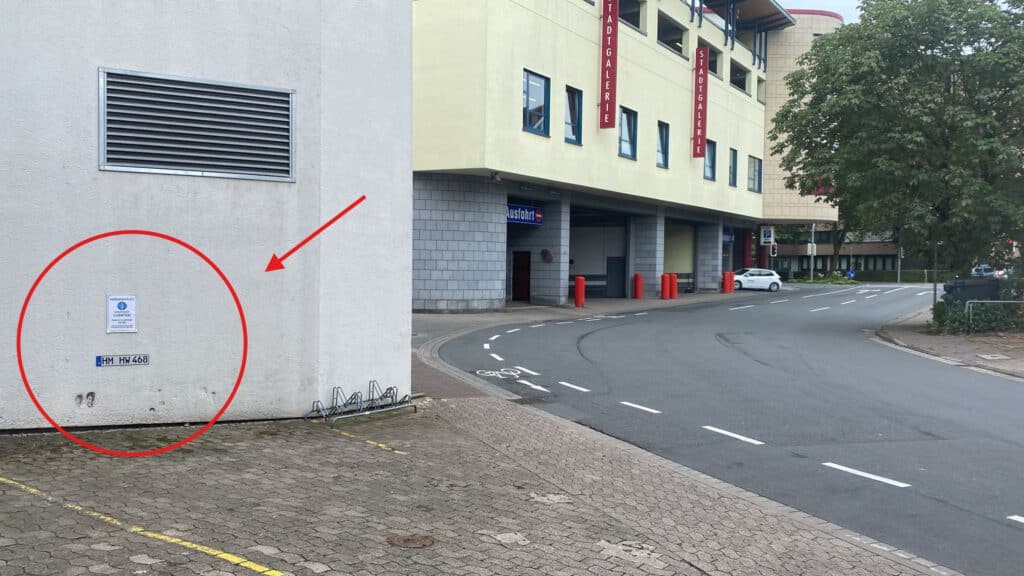 Beschilderter Kundenparkplatz der Physiotherapiepraxis Lilienthal neben dem Parkhaus Stadtgalerie Hameln.